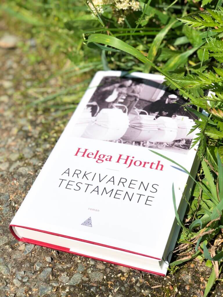 Helga Hjorth, Arkivarens testamente, Gloria Forlag